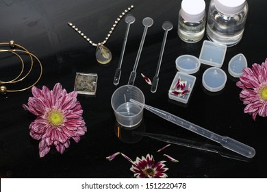 Manufacture Of Resin And Flower Jewelry By Mold