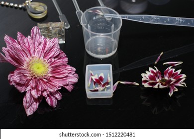 Manufacture Of Resin And Flower Jewelry By Mold