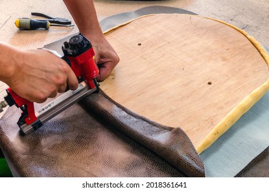 manufacture of upholstered furniture, furniture upholstery with a pneumatic stapler