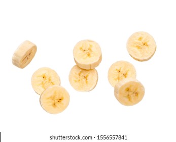 Viele Bananenscheiben fallen, einzeln auf weißem Hintergrund mit Beschneidungspfad. Studioaufnahme.