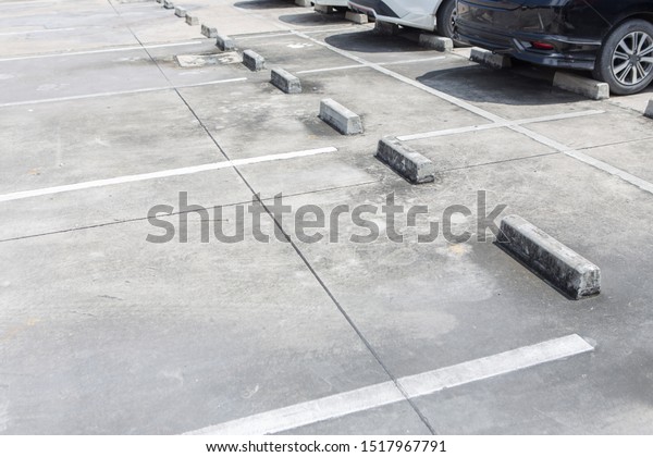 Many cars in the outdoor\
parking lot