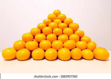 Many citrus unshiu which were loaded onto a pyramid type.