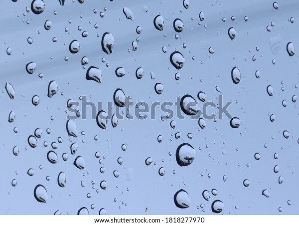 Many\
drops of water adhere to the car glass when it\
rains