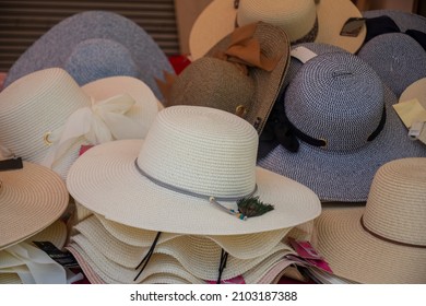 Many hats from the sun. Women's designer hats from the sun of different colors. Beach hats for summer, Design of women's beach hats.