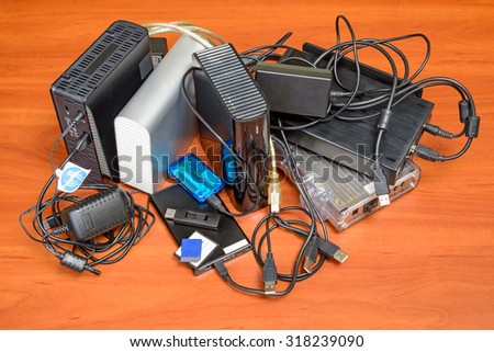 Many memory devices like hard disk drives or memory cards, in format USB or Firewire, with a lot of entangled cables