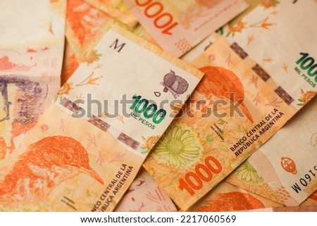 many messy 1000 Argentine peso bills
