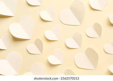 Muchos corazones papel sobre