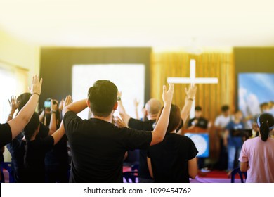 viele Menschen sind Gottesanbeter und erheben Hände