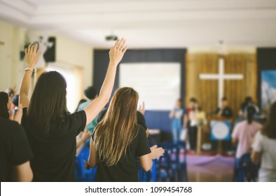 viele Menschen sind Gottesanbeter und erheben Hände