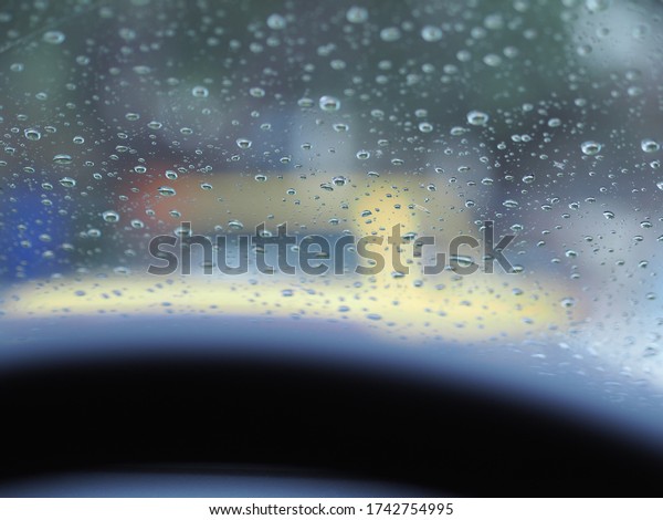 Many raindrops\
adhere to glass while\
driving.