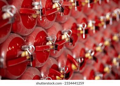 muchos extintores de pólvora rojos
