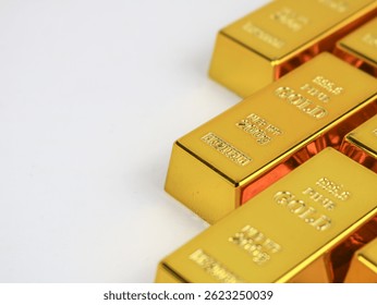 Muchas barras de oro brillantes aisladas - sobre fondo blanco