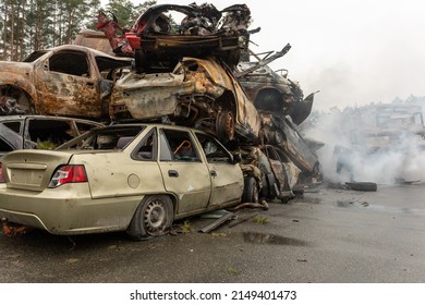 Viele erschossen und zerstörten Autos auf dem Friedhof in Irpin, Ukraine.