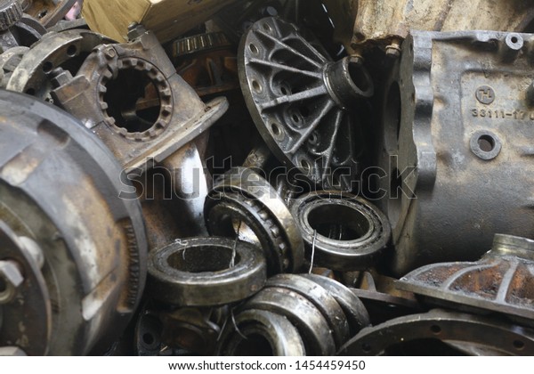 many types of
mechanics tools or spare
parts