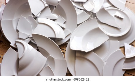 viele weiße Platten auf Holzfußboden