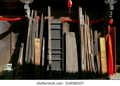 Many Wooden Slats Are Placed In Front Of A House Built In Qing Dynasty, A Century-old Building In Asia China. Written In Chinese Font: Fu Diao