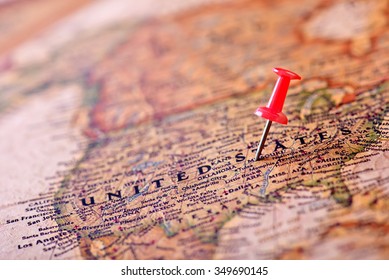 Map of USA with a red pushpin stuck