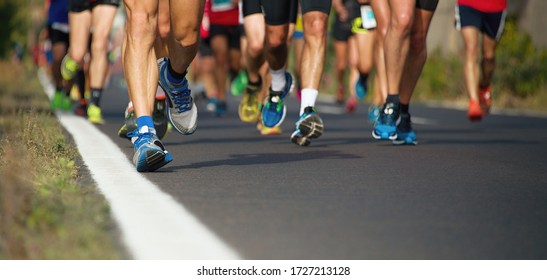 Marathonläufer laufen auf der Stadtstraße, große Gruppe Läufer