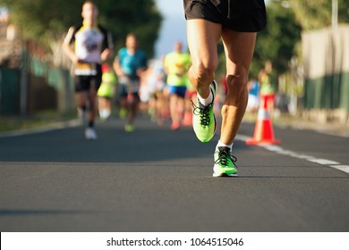 Marathon läuft im Licht des Abends