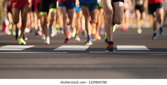 Marathon-Laufrennen, große Gruppe Läufer