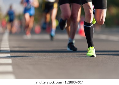 Marathon-Laufrennen, Leute Fuß auf der Stadtstraße