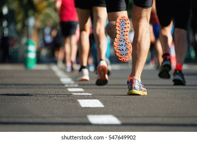 Marathon-Laufrennen, Leute Fuß auf der Stadtstraße