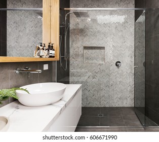 In einem modernen Badezimmer aus Marmor-Mosaik-Herringbone-Dusche