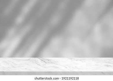 Marmortisch mit weißem Stuckwand, Texturhintergrund mit heller Beam und Schatten, geeignet für Produktpräsentationshintergrund, Anzeige und Aufziehen.