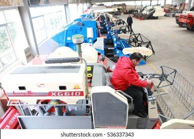 March 1, 2012, Farmers Are Jiujiang Jiangxi Agricultural Supermarket To Buy Agricultural Machinery. China's Purchase Of Agricultural Subsidies, The Purchase Of Agricultural Stocks.