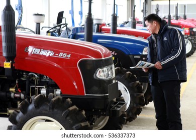 March 1, 2012, Farmers Are Jiujiang Jiangxi Agricultural Supermarket To Buy Agricultural Machinery. China's Purchase Of Agricultural Subsidies, The Purchase Of Agricultural Stocks.