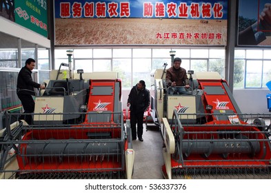 March 1, 2012, Farmers Are Jiujiang Jiangxi Agricultural Supermarket To Buy Agricultural Machinery. China's Purchase Of Agricultural Subsidies, The Purchase Of Agricultural Stocks.