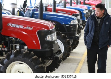 March 1, 2012, Farmers Are Jiujiang Jiangxi Agricultural Supermarket To Buy Agricultural Machinery. China's Purchase Of Agricultural Subsidies, The Purchase Of Agricultural Stocks.