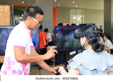 March 15, 2017 : Graduate Students And Professor Demonstration With Virtual Reality Technology In 