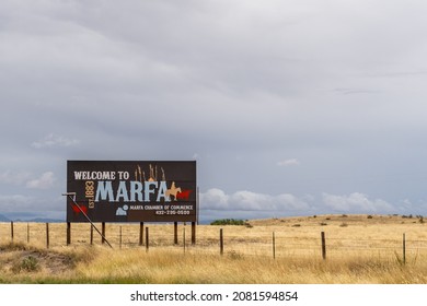 Marfa, TX - 13 octobre 2021 : Bienvenue à Marfa Est. 1883 panneau sur le côté de la route sur les 90 US.