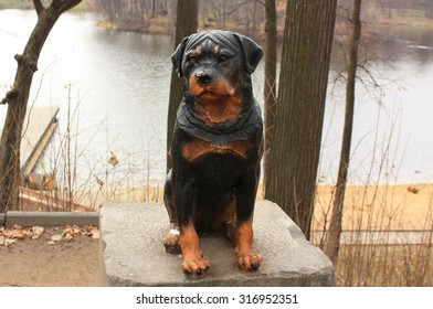 MARFINO, RUSSIA-NOV 02,2010: Manor House In The Moscow Region, Located On The High Bank Of The River Ucha. Sculpture Of Faithful Dog Sultan