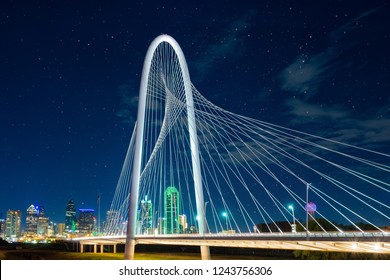 El puente Margaret Hunt Hill por la noche en Dallas, Texas, el puente Margaret Hunt Hill y el horizonte del centro de Dallas.