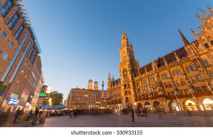 Marienplatz, Munich City Beautiful Panorama Scenic Skyline View Cityscape Of Munchen Night Illuminated Architecture Under Clear Blue Sky: New Town Hall And Frauenkirche At Night, Bavaria, Germany. 