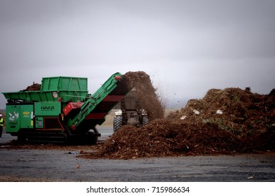 Marin, CA--January 29, 2014, Equipment Processes Organics During US Composting Council Demo Day Redwood Landfill. Photo By Phil Rozenski, Shiloh, IL