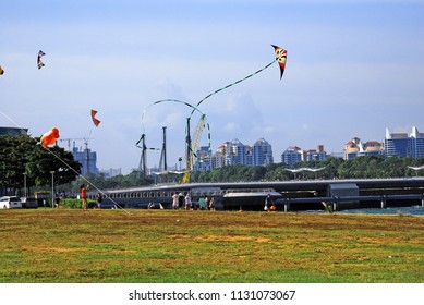 Marina Barrage,Singapore-September 3,2017 : People Activity Playing Kite At Marina Barrage Parks ,singapore Landscape Park And Outdoor Activity Scene