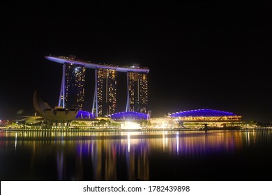 Marina Bay Sands/ Bay Front Avenue/ Singapore -  03/25/2018 : A Beautiful Night View Of Singapore Sky Line  With Amazing Marina Bay Sands A Beautiful Hotel In Background With Reflection In Water. 