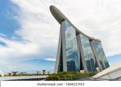 MARINA BAY , SINGAPORE - APRIL 15, 2019 : Marina Bay Sands Singapore Cityscape In Daytime . Ant Eye View .