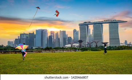 Marina, Singapore - 2018 March, 18: Singaporeans Flying A Kite On Weekend At Marina Barrage Singapore