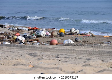Marine garbage is scattered on the coast.