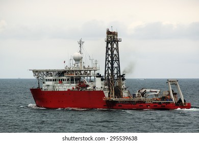 Marine Research Vessel-scout Oil Fields With A Small Rig