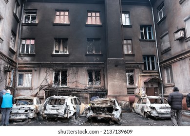 MARIUPOL, UKRAINE - March. 5, 2022: War Of Russia Against Ukraine. Residential Building And Civil Cars Damaged By Russian Army Aircraft, Artellery Bombs In The Ukrainian City Mariupol. Using Bombs