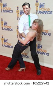 Mark Ballas And Shawn Johnson At The 2009 MTV Movie Awards Arrivals. Gibson Amphitheatre, Universal City, CA. 05-31-09