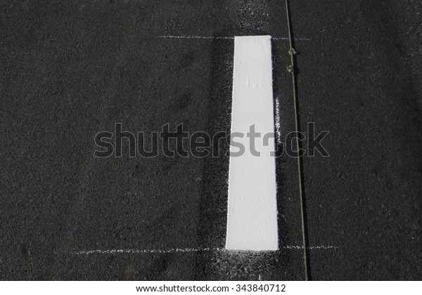 The mark on the\
road/ line traffic\
direction