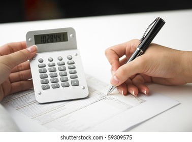 Marktanalyse - Stift und Rechenmaschine auf Papier