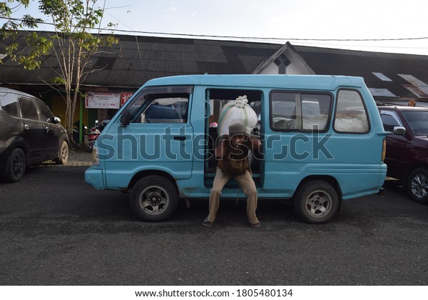 market coolies carry goods from the car to\
the market, Soppeng-Indonesia August\
2020