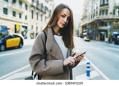 Marketing-Spezialisten lesen Arbeit E-Mails auf dem Smartphone, während sie ins Büro gehen. Weibliche Weibchen, die Nachrichten auf dem Handy schreiben, während sie an einem sonnigen Tag die Straße überqueren.